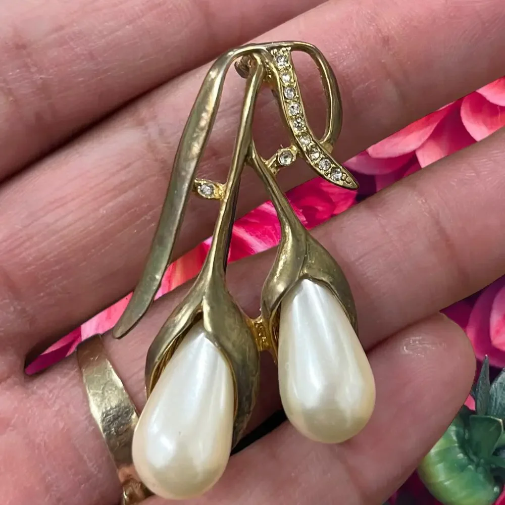 Vintage 70s Pearl and Crystal Stone Gold Brooch Double Pearl Drip Granny Cottage